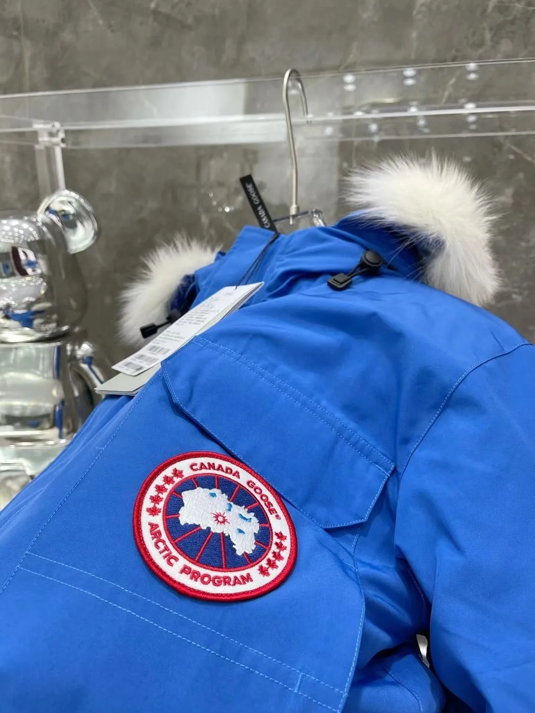 P840 Top version, original top quality Canadian brand Canada Goose has always been recognized as the warmest down jacket. Various Instagram celebrities, Internet celebrities, and celebrities often wear it for street photos. I do Canada Goose every year, but I still can’t get rid of my love for the geese. No matter how cold the weather is, there is no need to be afraid, because there are geese! ! The fur collar is made of top-grade imported coyote fur, which is not comparable to most of the loose and soft raccoon fur and fake fur on the market. The delicate and firm feel of the natural Siberian coyote fur collar is the sense of life that comes from the erosion of wind and frost in nature. The fur collar is removable! Filled with 90% white duck down, Canada Goose is the legendary warmest down jacket and is known as a must-have for Arctic outdoor sports! The most popular down jacket in the world, celebrities are rushing to buy it, it is a must-have! Same style for men and women Size: XS to XXXL Ready in stock😍😍